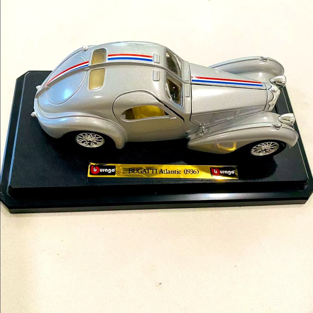 Burago 1/24 1936 Bugatti Atlantic 1503 (SILVER)